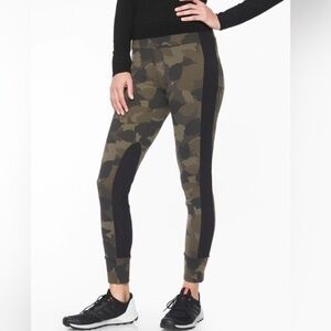 Athleta Women’s Essex Camo Hybrid Tight Leggings in a size Small